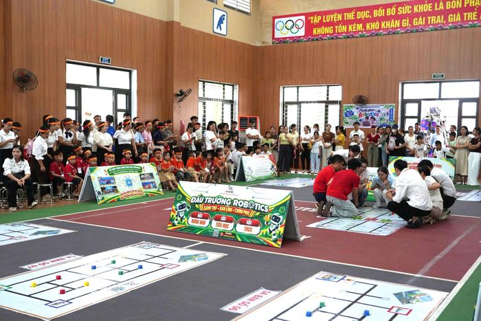 Các đội tham dự Chung kết Đấu trường Robotics ngày 3-10. Ảnh: Đào Thắm