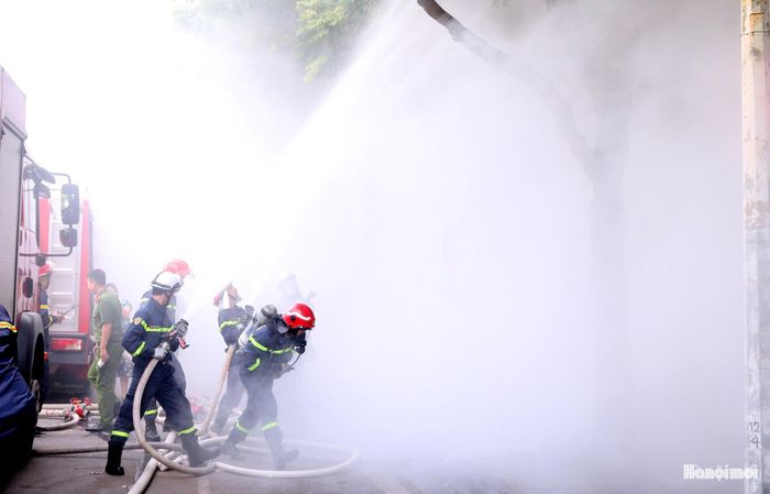Lực lượng chuyên nghiệp triển khai phương án cứu hộ, cứu nạn. Ảnh: MT