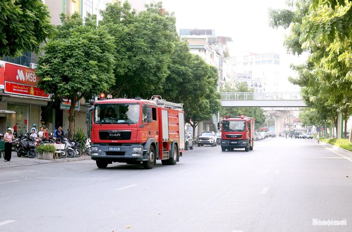 Lực lược phòng cháy, chữa cháy chuyên nghiệp nhanh chóng có mặt sau khi nhận được tin báo. Ảnh: MT
