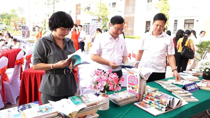 Lãnh đạo xã Bình Minh tham quan gian trưng bày sách tại Trường Tiểu học Cao Viên trong khuôn khổ Tuần lễ hưởng ứng học tập suốt đời năm 2026. Ảnh: T.Đạt