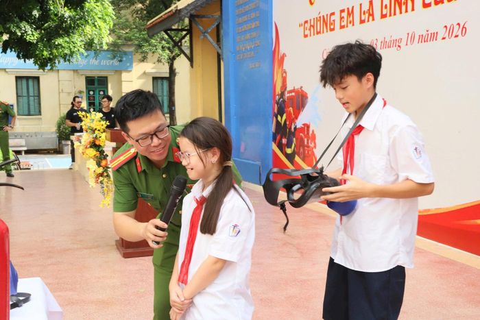 Hướng dẫn sử dụng mặt nạ phòng độc cho học sinh. Ảnh: PV