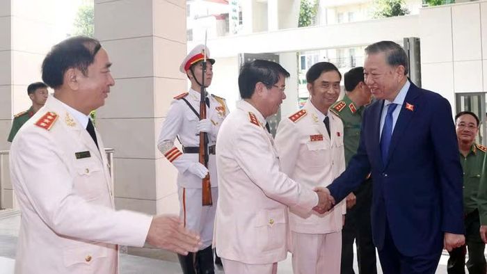 Các đồng chí lãnh đạo Hội Cựu CAND chào mừng Tổng Bí thư, Chủ tịch nước Tô Lâm tới dự Đại hội. Ảnh: Bộ Công an