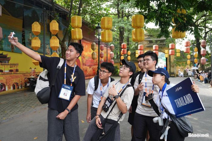 Thí sinh Tanadash Rujạnun đến từ Thái Lan (nam, ở giữa) chia sẻ, Việt Nam là một đất nước xinh đẹp, còn Hà Nội là Thủ đô thân thiện, mến khách. Lần đầu đến Hà Nội, em có trải nghiệm tuyệt vời, khó quên và mong muốn sẽ được trở lại vào dịp gần nhất.