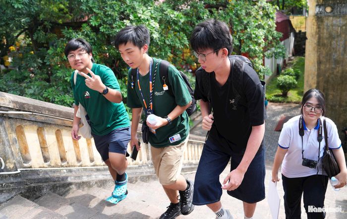 Những nụ cười rạng rỡ của các thí sinh trong hành trình khám phá Hà Nội.