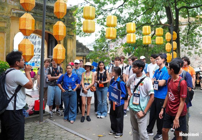 Trước khi khám phá khu di sản, các đoàn được giới thiệu khái quát về lịch sử hình thành và những giá trị nổi bật của Hoàng thành Thăng Long.