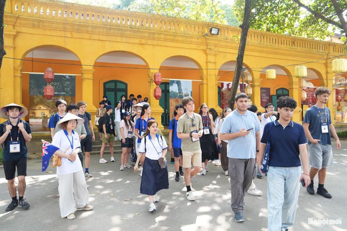 Những kỷ niệm tại Hoàng thành Thăng Long góp thêm sắc màu cho hành trình tham dự IOAA 2026 của các thí sinh quốc tế tại Hà Nội.