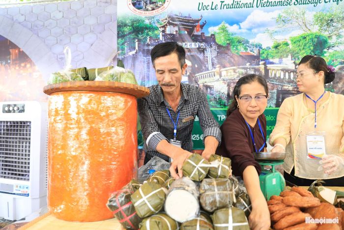 Chú Đặng Hồng Sơn, Chủ tịch Hội Làng nghề truyền thống giò chả Ước Lễ cho biết: Tôi rất ấn tượng khi giò chả Ước Lễ được giới thiệu tại đây. Đây là cơ hội tốt để quảng bá một sản phẩm truyền thống của làng nghề, giúp nhiều người biết hơn về hương vị đặc trưng, nghề làm giò chả lâu đời của Ước Lễ (Hà Nội), đồng thời góp phần đưa đặc sản địa phương đến gần hơn với du khách trong và ngoài nước”.
