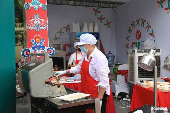 Các đầu bếp trực tiếp chế biến món ăn tại gian hàng, giúp du khách có thêm trải nghiệm về quy trình làm nên những món ăn đặc trưng.