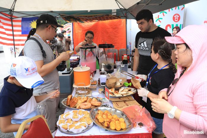 Ẩm thực trở thành một “cầu nối” đặc biệt, góp phần đưa những nét văn hóa của nhiều quốc gia đến gần hơn với người dân Hà Nội.