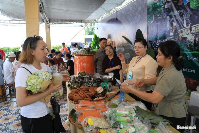 Từ nguyên liệu đến cách chế biến, mỗi món ăn góp phần giới thiệu những nét văn hóa đặc trưng của quốc gia, vùng đất nơi nó được tạo nên. Trong ảnh là gian ẩm thực thực giới thiệu một số mốn ăn của thành phố Hà Nội.