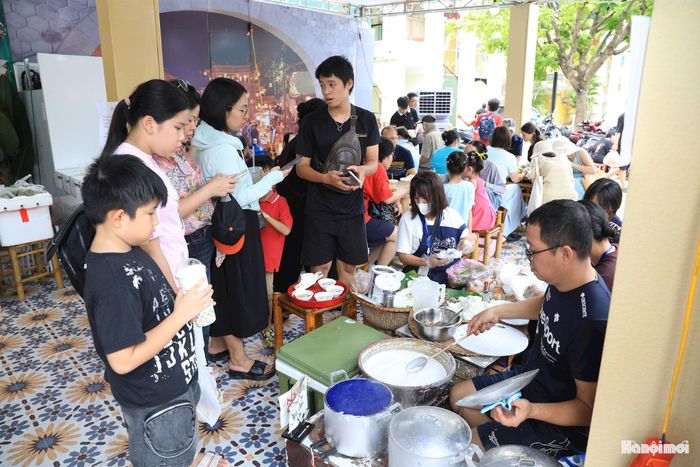 Gian hàng giới thiệu món bánh cuốn được chế biến trực tiếp tại lễ hội, mang đến cho du khách cơ hội khám phá những hương vị mới ngay tại Hà Nội.
