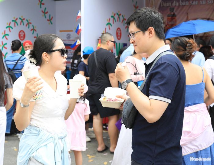 Chị Nguyễn Mỹ Anh (Đống Đa, Hà Nội) chia sẻ: “Điều thú vị nhất là có thể cùng lúc trải nghiệm rất nhiều món ăn của các quốc gia khác nhau. Chỉ trong một buổi, tôi đã thưởng thức khoảng 7-8 món, từ món ăn truyền thống đến những món khá mới lạ với người Việt. Mỗi món có hương vị, cách chế biến và cách trình bày riêng, nhưng đều mang đến cảm giác thích thú. Qua ẩm thực, tôi không chỉ được thưởng thức những hương vị mới mà còn hiểu thêm về văn hóa và đời sống của các quốc gia. Đây là một trải nghiệm rất thú vị, nhất là với các em nhỏ, khi vừa được vui chơi, vừa có cơ hội khám phá thế giới ngay tại Hà Nội”.