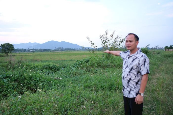 Ông Đỗ Đồng Tiến, Trưởng thôn Phú Hạ trao đổi một số thông tin liên quan đến dự án. Ảnh: Sỹ Hào