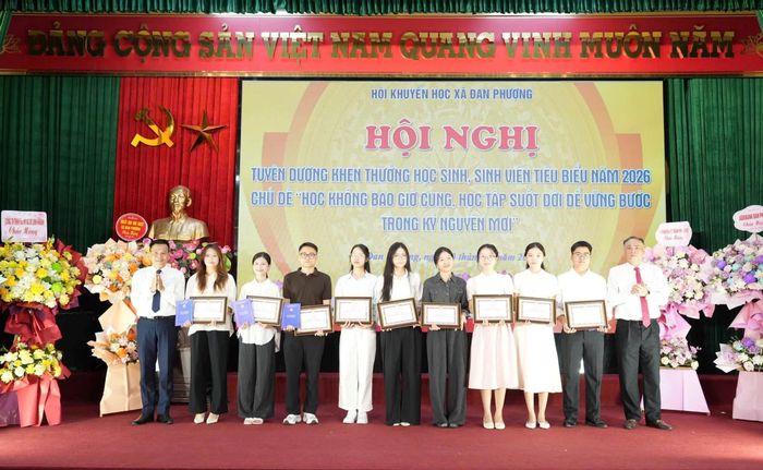 Phó Chủ tịch Thường trực Hội Khuyến học thành phố Hà Nội Nguyễn Bá Châu và Bí thư Đảng ủy, Chủ tịch HĐND xã Đan Phượng Nguyễn Gia Hiển trao khen thưởng cho học sinh. Ảnh: Nga Nguyễn