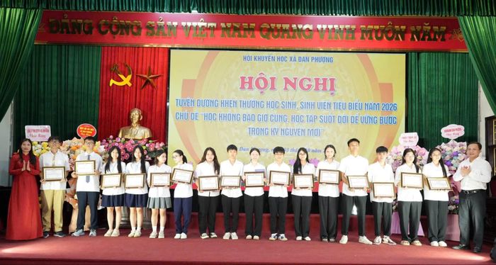 Lãnh đạo xã Đan Phượng trao khen thưởng cho học sinh. Ảnh: Nga Nguyễn