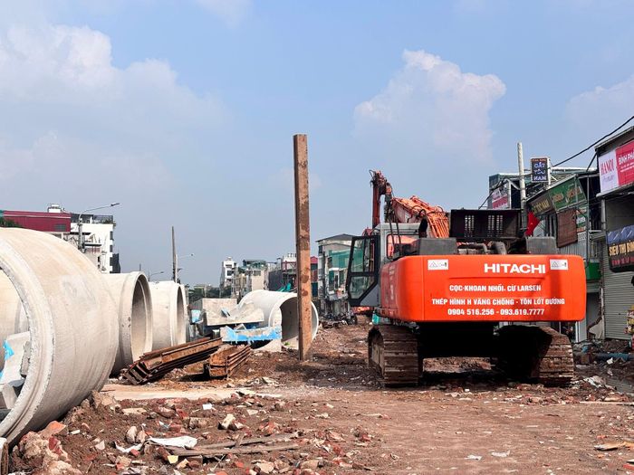 Đoạn Nâng cấp, mở rộng đường Lĩnh Nam được đẩy nhanh tiến độ. Ảnh: PN