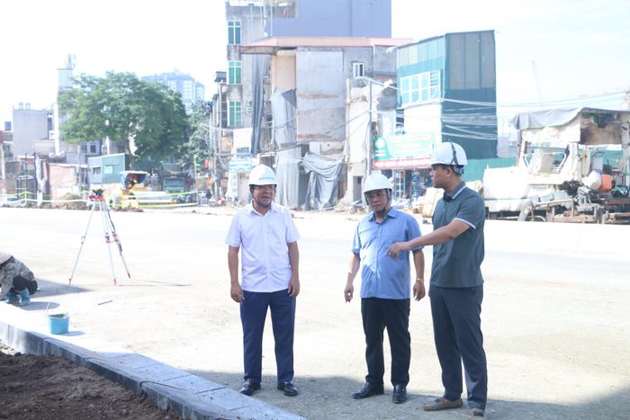 Lãnh đạo phường Khương Đình trực tiếp tháo gỡ khó khăn tại công trường. Ảnh: PN
