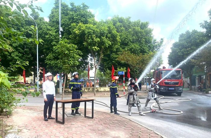 Các lực lượng tổ chức thực tập phương án chữa cháy, cứu nạn, cứu hộ. Ảnh: Hoàng Anh.