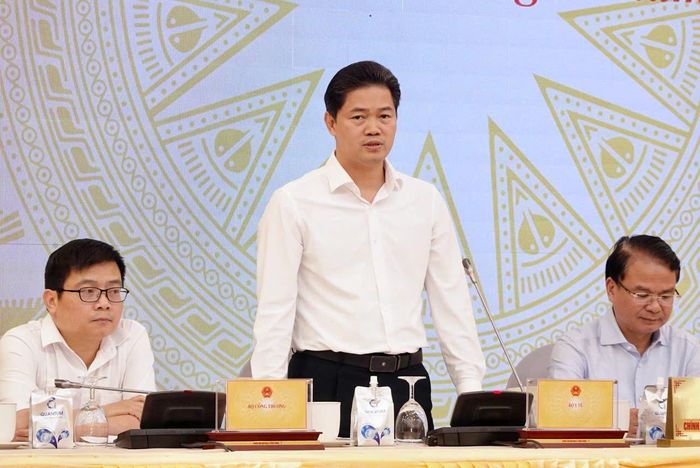 Thứ trưởng Thường trực Bộ Y tế Vũ Mạnh Hà trả lời tại họp báo. Ảnh: Đình Hiệp