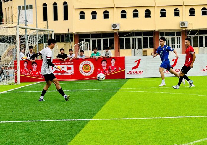 Các đội bóng tranh tài ngay sao lễ khai mạc. Ảnh: Bảo Lâm