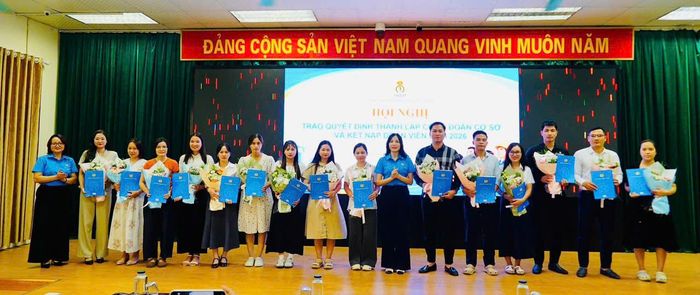 Công đoàn phường Từ Liêm công bố Quyết định thành lập 35 Công đoàn cơ sở và kết nạp đoàn viên tháng 9 năm 2026. Ảnh: PV.