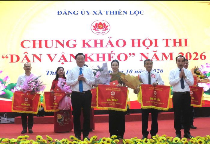 Ban Tổ chức trao Giải Xuất sắc và Giải Nhất cho các đội thi. Ảnh: PV