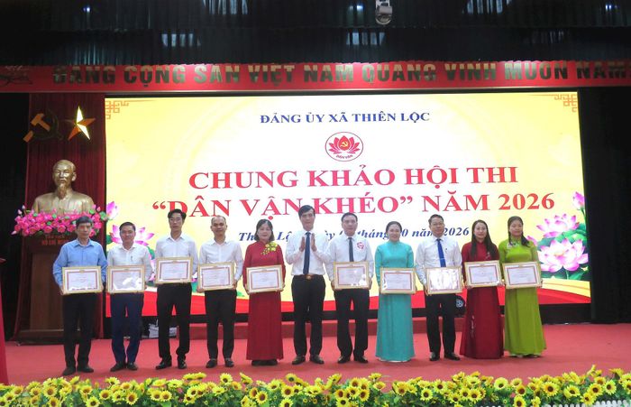 Khen thưởng 10 tập thể, 21 cá nhân có thành tích xuất sắc trong công tác tổ chức hội thi. Ảnh: PV