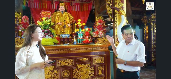 Ông Nguyễn Bá Ngoan, Phó Ban Tiểu ban di tích Đình Quán Tình (phải ảnh) chia sẻ về giá trị của di tích tới học sinh Trường THCS Giang Biên. Ảnh: PV