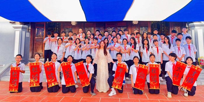 Cô trò Trường THCS Giang Biên đã có 1 tiết học ý nghĩa thêm hiểu về giá trị lịch sử, văn hóa của quê hương. Ảnh: PV