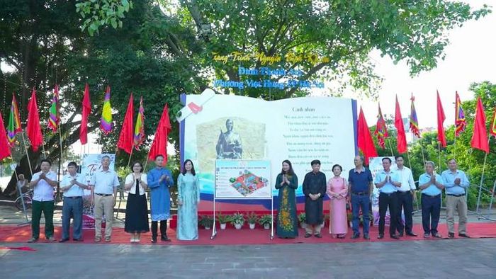 Lãnh đạo phường Việt Hưng ra mắt mô hình "Số hóa di tích" và bàn giao cho Tiểu ban quản lý di tích Đình - Chùa Thanh Am quản lý. Ảnh: PV