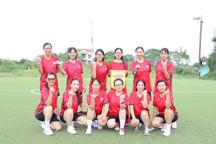Bóng đá nữ ở Hát Môn đang dần trở thành một phong trào sôi nổi, thu hút phụ nữ từ các thôn dân cư, trường học đến cơ quan, đơn vị. Ảnh: Nguyễn Mai