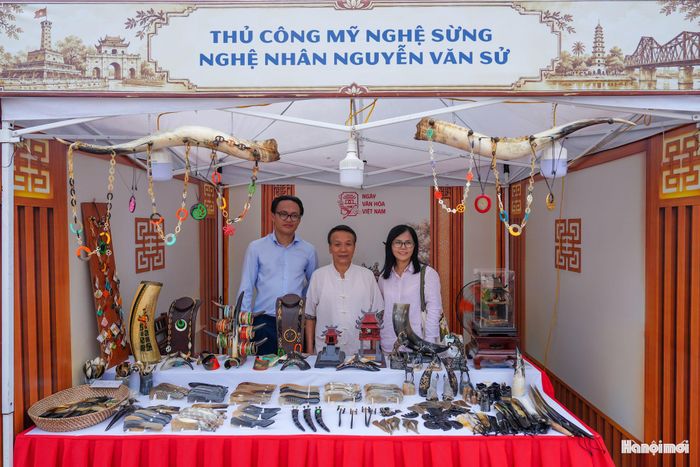 Với du khách lần đầu tiếp cận sản phẩm từ sừng, đây cũng là dịp để hiểu thêm về một nghề thủ công đã được gìn giữ qua nhiều thế hệ.