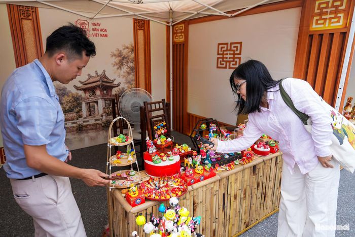 Tại gian hàng của Hợp tác xã con giống bột tò he của nghệ nhân Đặng Văn Hậu mang đến không gian trải nghiệm giàu màu sắc dân gian.