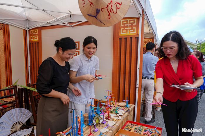 Chị Nguyễn Thu Hà, một người dân đến tham quan cho biết: “Tôi khá bất ngờ vì có nhiều sản phẩm làng nghề được giới thiệu trong cùng một không gian. Trước đây tôi biết đến lụa Vạn Phúc, cốm Mễ Trì hay làng chuồn chuồn tre Thạch Xá nhưng chưa có dịp tìm hiểu kỹ. Qua các gian hàng, tôi được xem trực tiếp sản phẩm, nghe giới thiệu về nghề và lựa chọn một số món quà cho gia đình”.