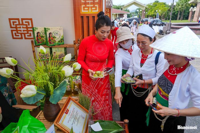 Tại gian hàng cốm Mễ Trì, hương vị cốm quen thuộc với người Hà Nội lại đem đến sự gần gũi, khiến nhiều khách dừng lại tìm hiểu, thưởng thức và mua về làm quà.