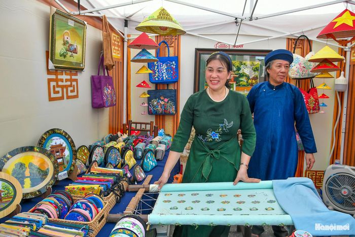 Không khí nhộn nhịp tại 20 gian hàng không đơn thuần là hoạt động quảng bá sản phẩm mà còn là không gian để người dân tiếp cận gần hơn với những giá trị được tạo nên từ bàn tay của nghệ nhân và người thợ.