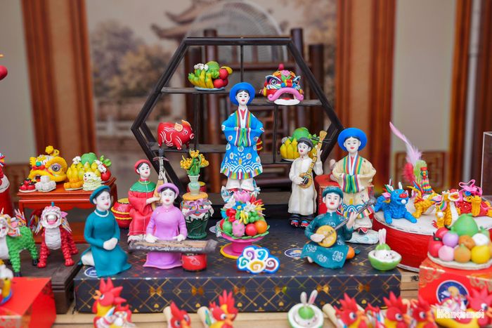 Những con tò he nhỏ xinh, hình dáng sinh động khiến nhiều em nhỏ thích thú, trong khi người lớn cũng quan tâm đến câu chuyện gìn giữ nghề truyền thống trong đời sống hiện đại.