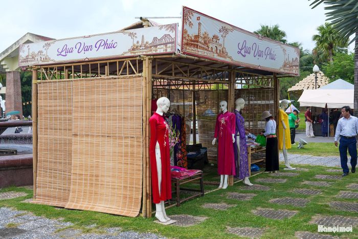 Các sản phẩm lụa Vạn Phúc với màu sắc, hoa văn đa dạng cũng nhận được sự quan tâm của nhiều khách tham quan.