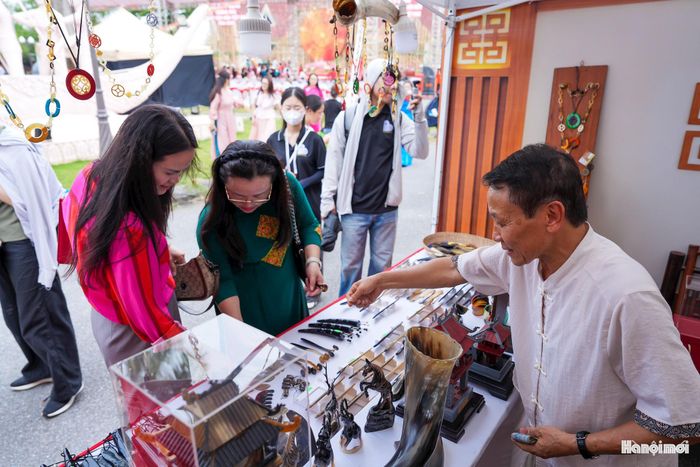 Gian hàng thủ công mỹ nghệ sừng của nghệ nhân Nguyễn Văn Sử thu hút sự chú ý bởi những sản phẩm được chế tác công phu, thể hiện sự khéo léo của người thợ.