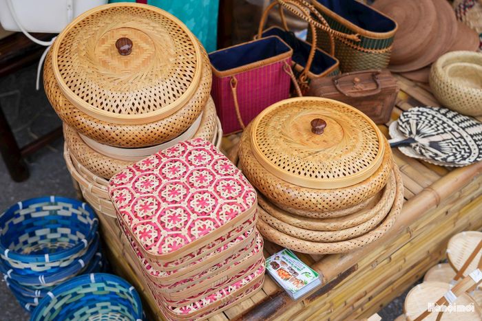 Mỗi sản phẩm, từ món quà nhỏ đến những sản phẩm thủ công cầu kỳ, góp phần kể câu chuyện về nghề, về làng và về nét văn hóa riêng của Hà Nội.