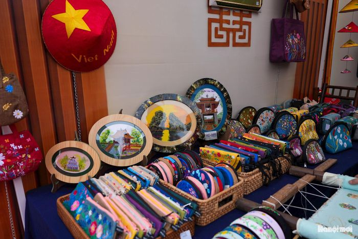 Tới tham quan tại Làng Văn hóa - Du lịch các dân tộc Việt Nam, anh Trần Minh Quân chia sẻ, điều hấp dẫn là các sản phẩm không chỉ được trưng bày mà người dân có thể trực tiếp xem, hỏi và trải nghiệm.