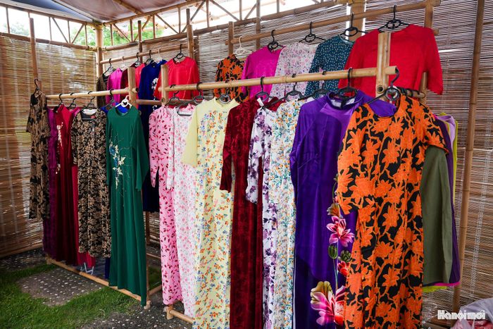 Đây không chỉ là những sản phẩm phục vụ nhu cầu mua sắm mà còn giúp người dân có thêm cơ hội tiếp cận, tìm hiểu giá trị của các làng nghề truyền thống Hà Nội.
