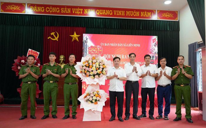 Bí thư Đảng ủy xã Nguyễn Tiến Toàn và Chủ tịch UBND xã Nguyễn Quý Mạnh biểu dương đóng góp của lực lượng Cảnh sát PCCC và CNCH. Ảnh: Đào Thắm