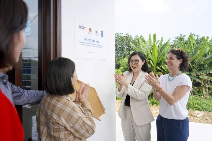 Tham tán Phát triển Đại sứ quán Australia tại Việt Nam Naomi Cook (thứ hai từ phải sang) và Phó Trưởng Đại diện Thường trú UNDP tại Việt Nam Francesca Nardini (ngoài cùng bên phải) bàn giao nhà mới cho người dân Thái Nguyên. Ảnh: UNDP