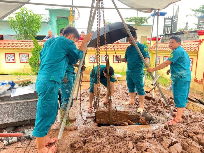 "Vượt nắng thắng mưa", khắc phục mọi khó khăn trong hành trình lấy mẫu sinh phẩm hài cốt liệt sĩ chưa xác định danh tính. Ảnh: Tùng Dương