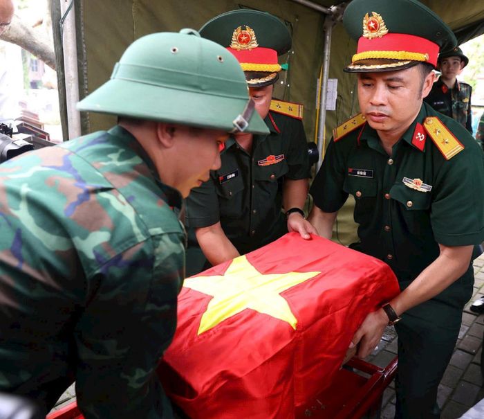Trân trọng, cẩn thận từng khâu trong quy trình thực hiện. Ảnh: Dũng Quốc
