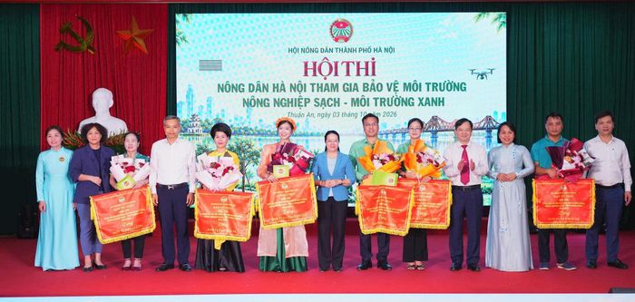 Chủ tịch Hội Nông dân thành phố Hà Nội Phạm Hải Hoa và các đại biểu trao giải cho 6 đội thi. Ảnh: Hải Yến