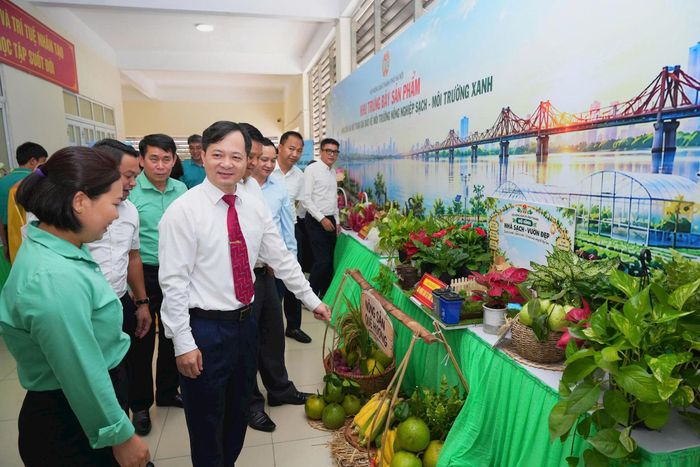 Các đại biểu tham quan không gian trưng bày "Nông dân Thủ đô - Sáng kiến xanh" bên lễ hội thi. Ảnh: Hải Yến