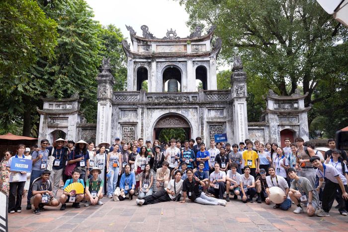 Các thí sinh IOAA tham quan Văn Miếu - Quốc Tử Giám. Ảnh: BTC