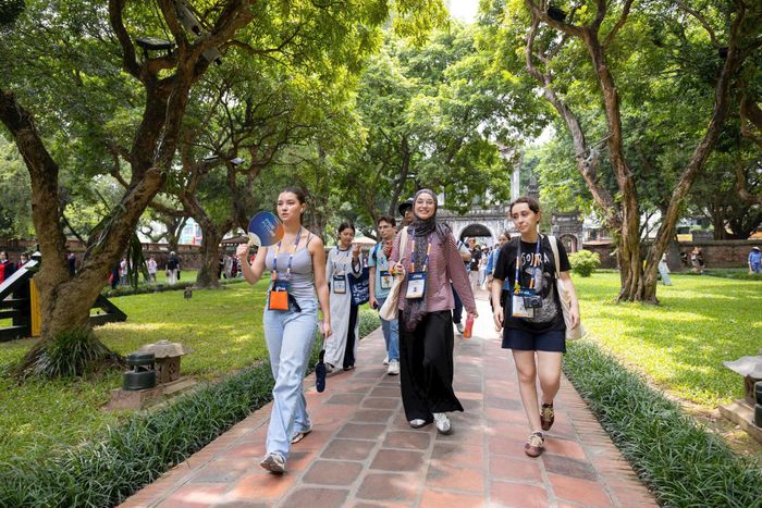 Qua mỗi điểm đến, các thí sinh có cơ hội tiếp cận một lát cắt khác của Hà Nội. Ảnh: BTC
